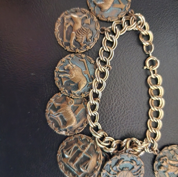 Vintage 1970s zodiac charm bracelet - Picture 3 of 4